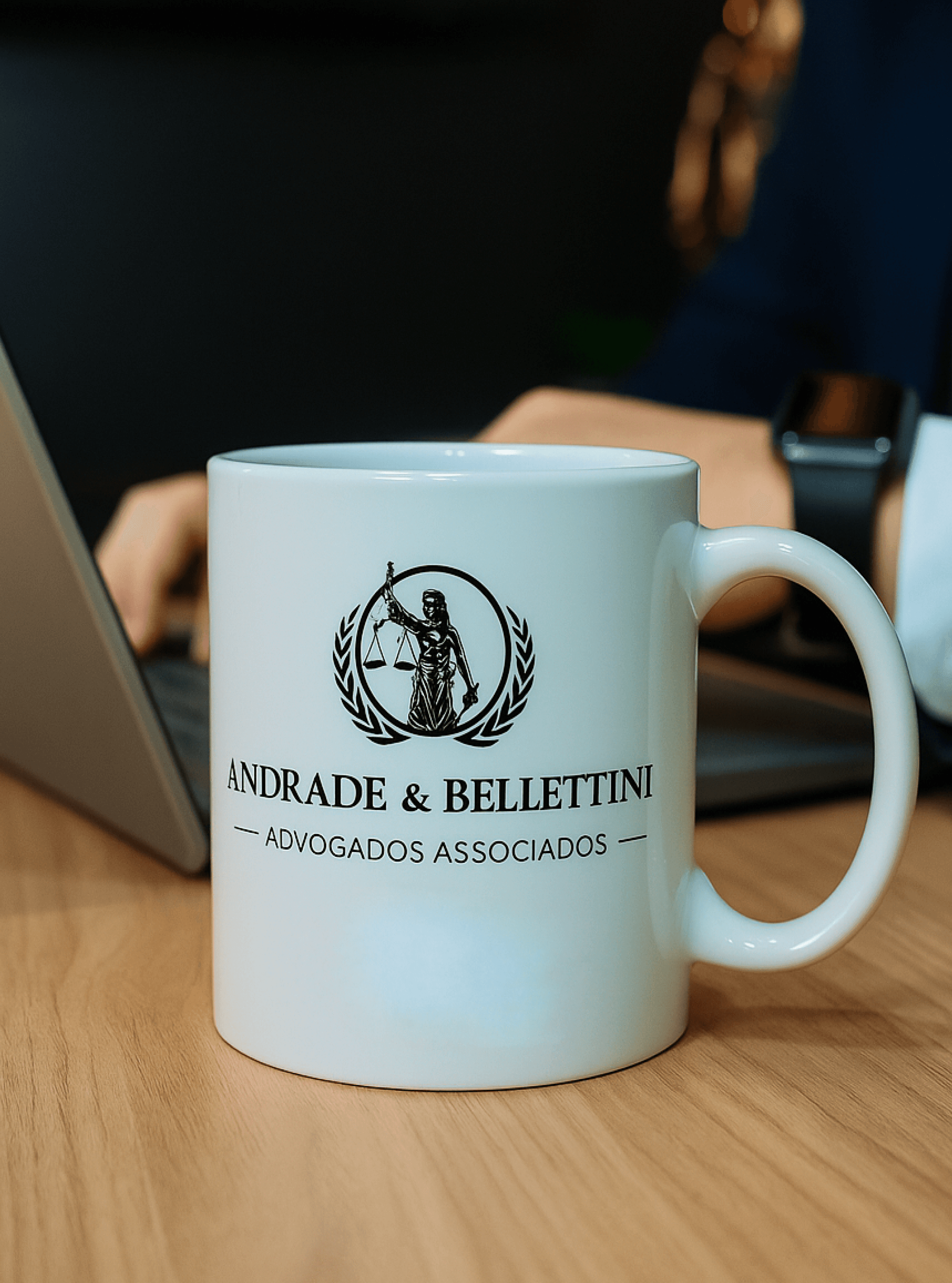 Uma xícara de café.